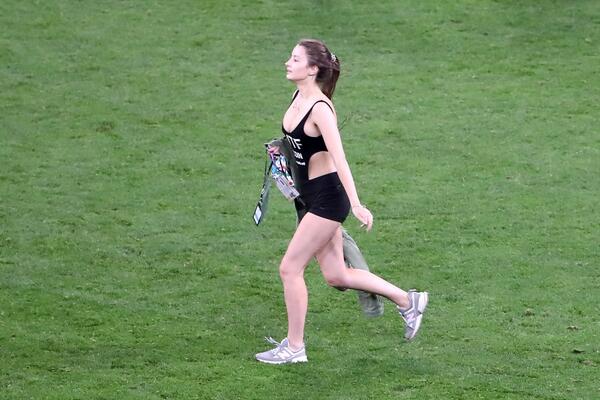 DŽIMI DŽAMP DOBIO NASLEDNICU: Devojka utračala na teren tokom utaekmice EURO-a, obezbeđenje HITNO REAGOVALO!