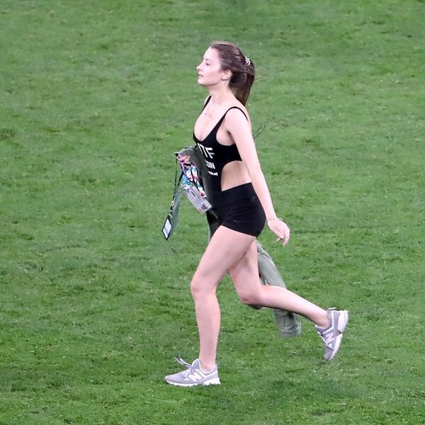 DŽIMI DŽAMP DOBIO NASLEDNICU: Devojka utračala na teren tokom utaekmice EURO-a, obezbeđenje HITNO REAGOVALO!