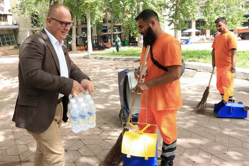 VESIĆ PODELIO OSVEŽENJE RADNICIMA "GRADSKE ČISTOĆE"! Beograd preduzeo posebne mere kako bi se zaštitili RADNICI!