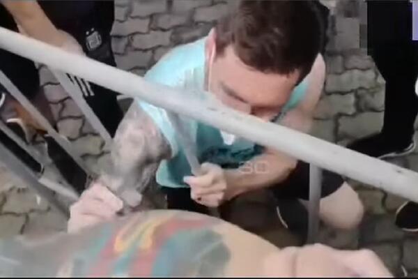 MESI MU SE POTPISAO NA LEĐA, A NEĆETE VEROVATI ŠTA JE ON ODMAH NAKON TOGA UČINIO: Ludilo navijača NEMA KRAJA!