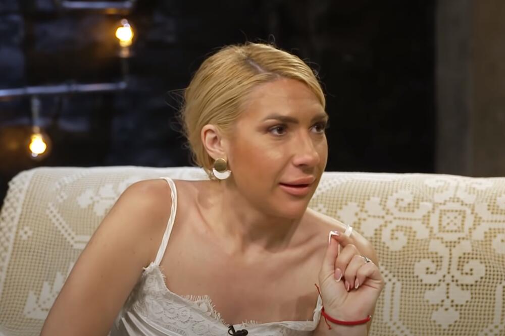 PRIZNALA DA JE SE*SUALNI MANIJAK! KO SA JOVANOM LEGNE U KREVET TAJ JE ZADOVOLJEN: Gole fotke šalje PRIJATELJIMA!