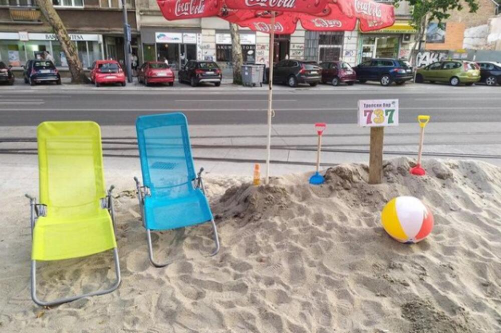 BEOGRAĐANI NAPRAVILI PLAŽU U CENTRU GRADA! Tu su ležaljke, pesak i suncobran, samo im MORE nedostaje! (FOTO)