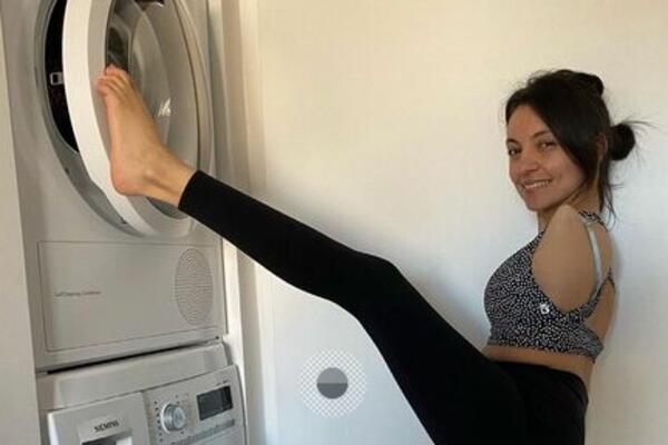 SARA JE ROĐENA BEZ RUKU, ALI JE TO NIKADA NIJE SPREČILO: Kuva, čisti i brine o ćerki sasvim SAMA! (FOTO/VIDEO)