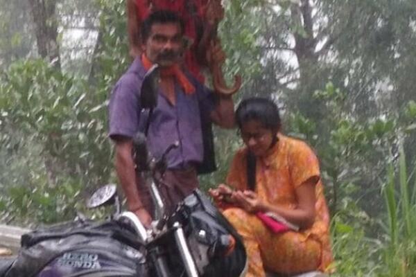 SATIMA STAJAO SA ĆERKOM NA KIŠI IZ 1 RAZLOGA: Požrtvovanost oca DIRNULA ceo svet! (FOTO)