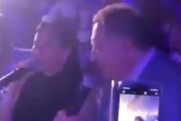 ISPLIVAO SNIMAK CECE I DODIKA: Pevačica i političar PEVAJU pa sve PUCA, prizor koji se viđa JEDNOM U ŽIVOTU!