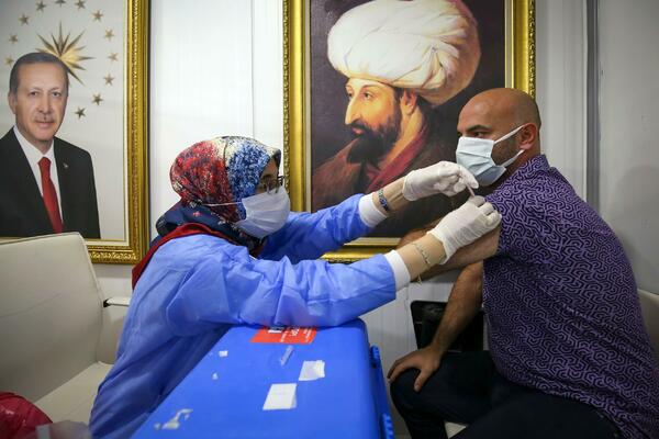 I TURSKA KREĆE U PROIZVODNJU VAKCINE PROTIV KORONE: Turkovak u trećoj fazi ispitivanja!