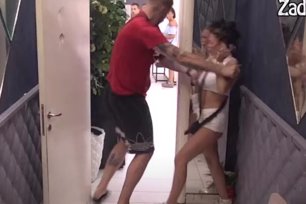 KAO DA JE DEMONIZOVANA: Maja Marinković ponovo krenula da nabija GLAVU U STAKLO, pokušala ozbiljno da POVREDI SEBE!