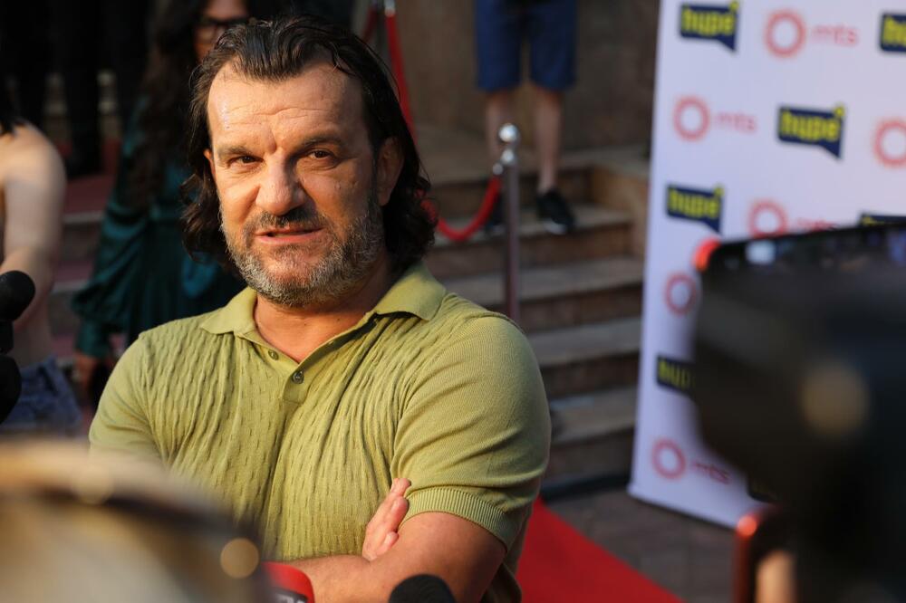 "DRUGI NE PRIMETE SUZU, MOJA DUŠA PLAČE"! LUKAS PRIZNAO BOLNU TAJNU SVOG HITA: Mogla bi da mu bude PRESUDNA!