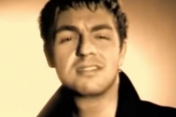 DEVOJKE DEVEDESETIH SU UMIRALE ZA NJIM, A ON DANAS IZGLEDA NEPREPOZNATLJIVO: Ima bradu i stil od MILION DOLARA!