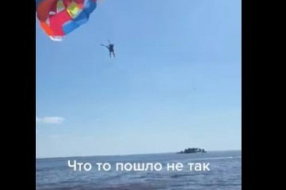 BACILO GA JE U VAZDUH, PA TRESNULO O ZEMLJU! Snimljen ozbiljan incident na parasejlingu! (VIDEO)