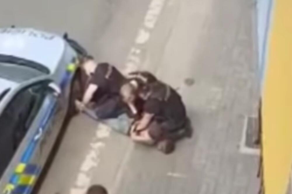 PROCUREO NOV SNIMAK UOČI BRUTALNOG HAPŠENJA "ČEŠKOG FLOJDA": Stanislav glavom udarao u vrata od kola (VIDEO)