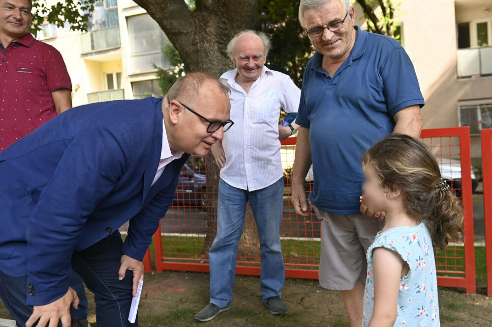 GORAN VESIĆ OBIŠAO RENOVIRANO DEČJE IGRALIŠTE U ZEMUNU: Nastavljamo sa uređivanjem, u planu još TRI PROJEKTA!