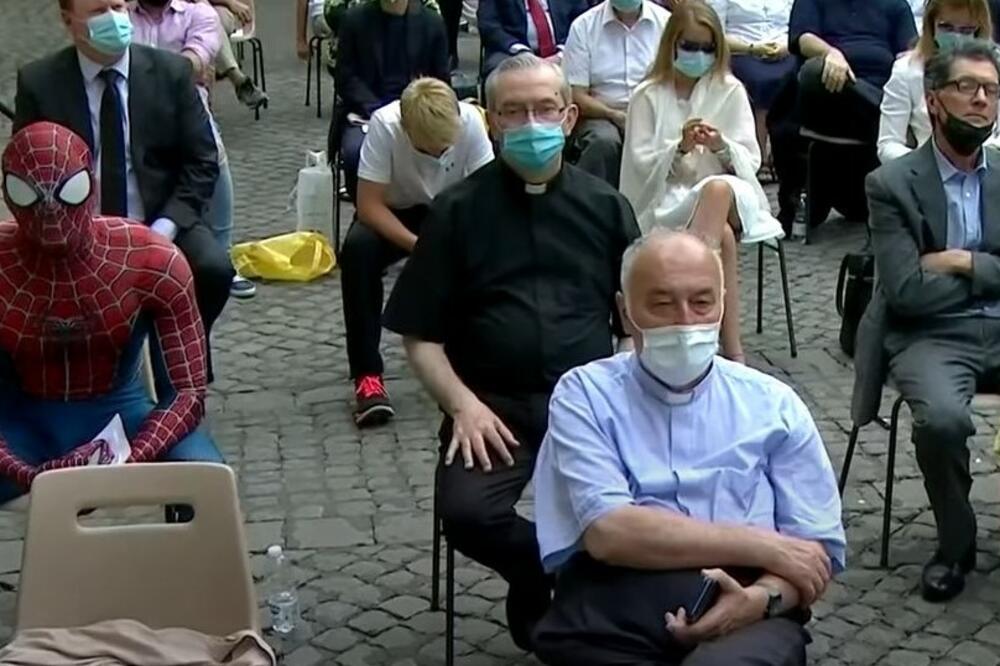 NEOBIČAN POSETILAC U VATIKANU: Spajdermen slušao PAPA FRANJU! (VIDEO)