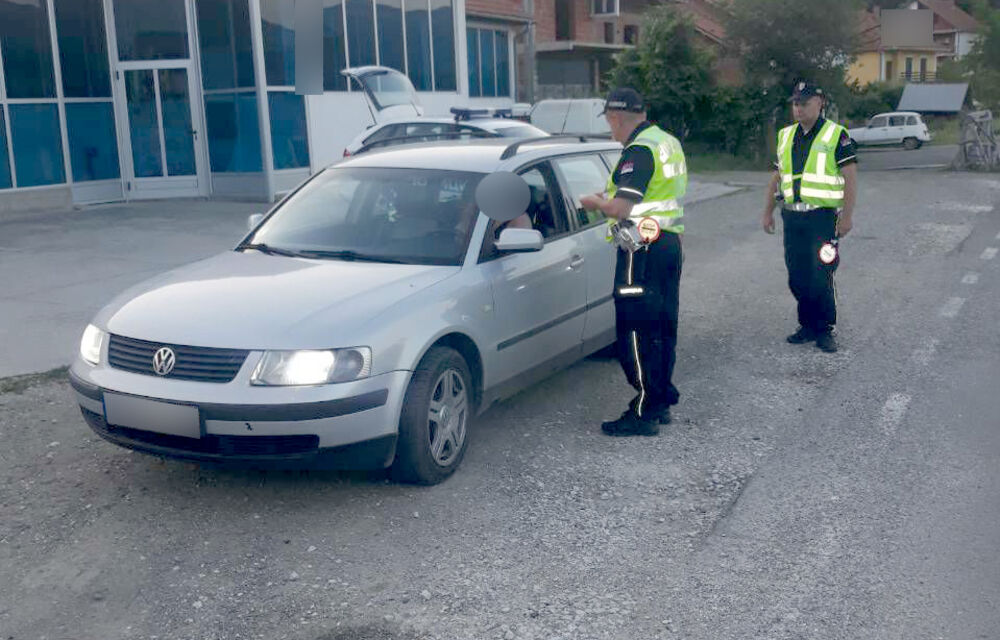 Dva policajca zaustavila vozilo