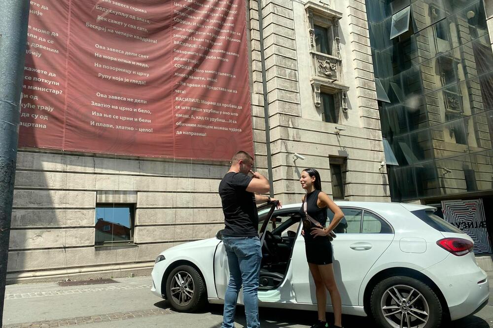 ESPRESO PAPARACO PATROLIRA GRADOM! Edita uhvaćena nasred ulice sa NABILDOVANIM TIPOM! (FOTO)