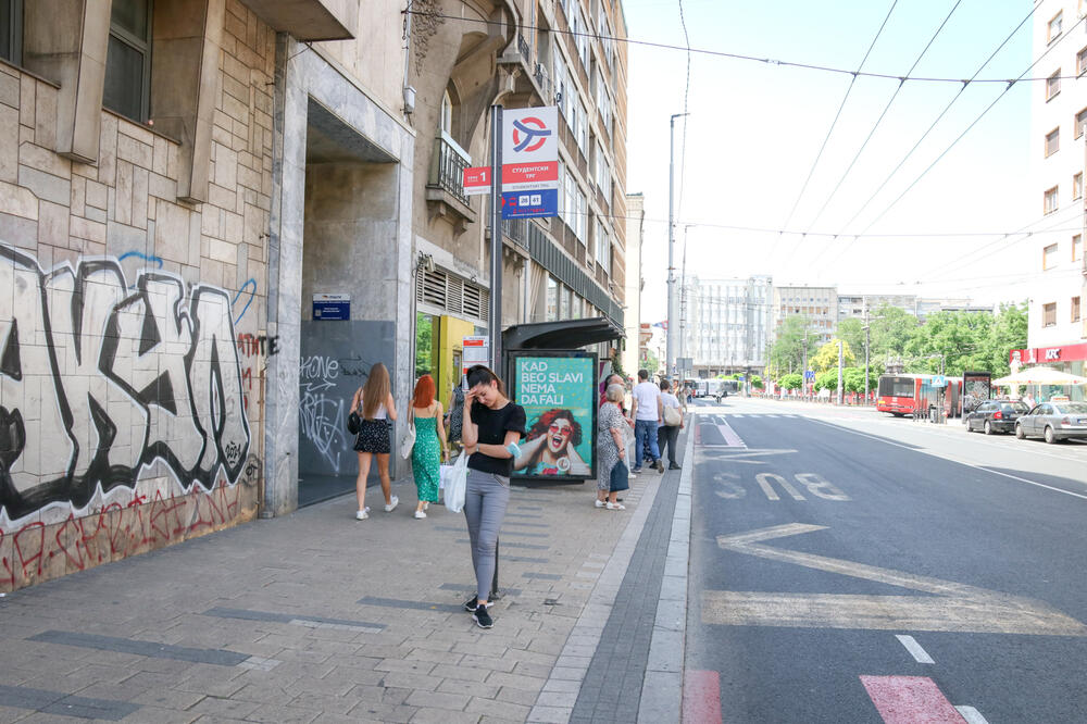 PRIŠAO MU JE MLADIĆ NA STANICI I OSTAVIO MAMIN BROJ TELEFONA, A ONDA... Kad je došao kući shvatio je JEZIVU ISTINU