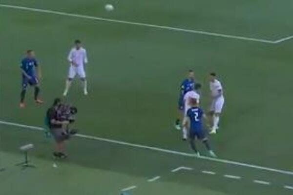 BOLJE JE ODIGRAO OD SVIH SLOVAKA: Kamerman na meču EURO-a u Sevilji zasenio "Sokolove"! (VIDEO)
