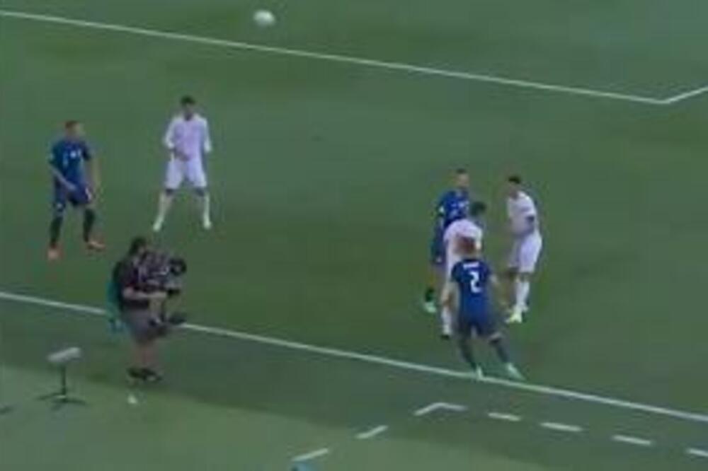 BOLJE JE ODIGRAO OD SVIH SLOVAKA: Kamerman na meču EURO-a u Sevilji zasenio "Sokolove"! (VIDEO)