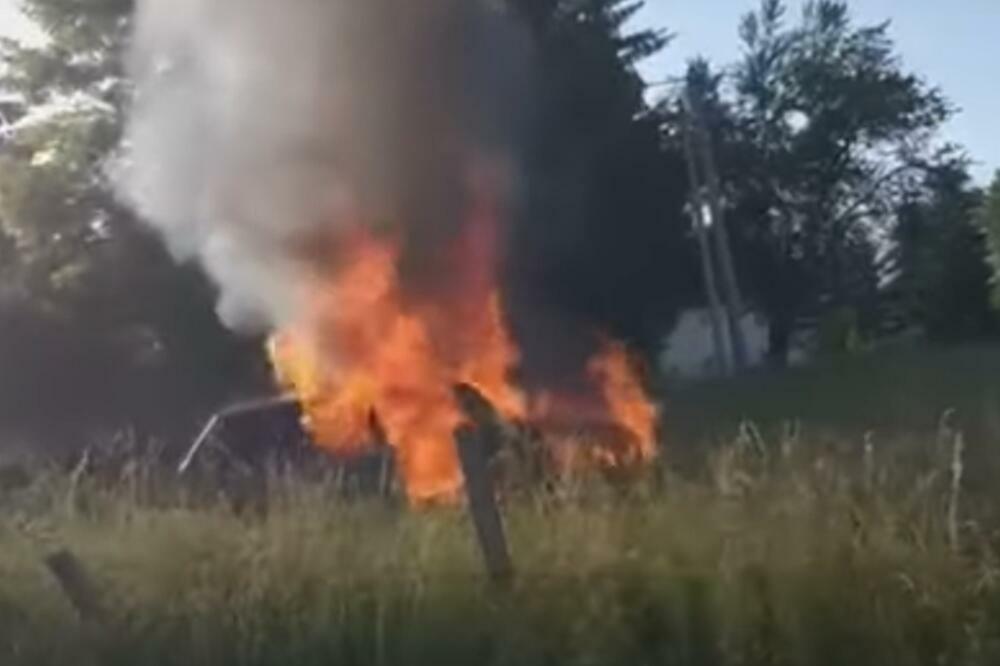 ZAPALIO SE AUTO U TUTINU: Plamen potpuno uništio vozilo, vatrogasci brzom intervencijom sprečili (VIDEO)