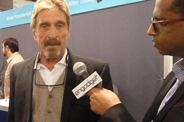 AKO SE UBIJEM, ZNAJTE DA NISAM! SMAKNUT SAM! Džon Mekafi je OVO istetovirao 2019. GODINE! (FOTO)