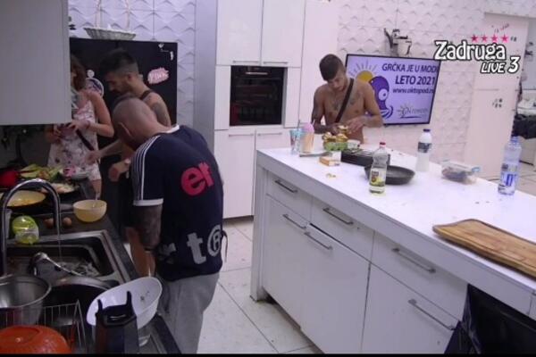 MINA PAULU NAPRAVILA BUDALETINOM? Fran: One su kao prijateljice, cura im se smeje u lice!