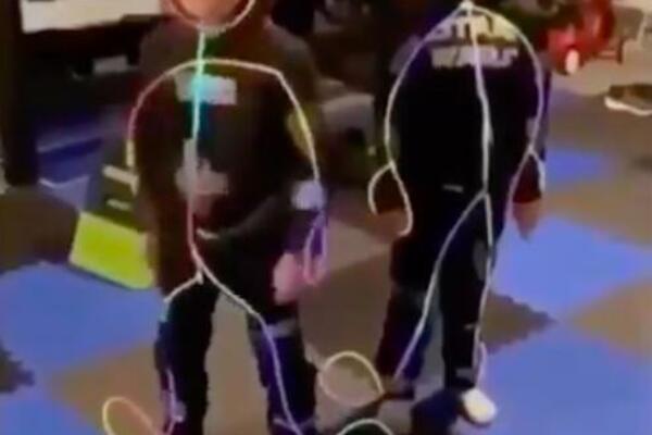 NAJSMEŠNIJI INCIDENT KOJI ĆETE U ŽIVOTU VIDETI: Počelo je kao dečija igra sa svetlećim kostimima... (VIDEO)