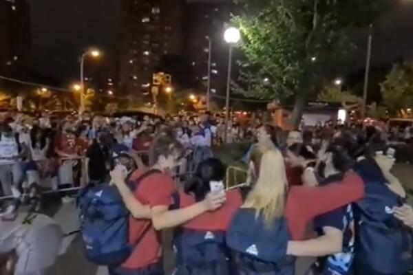 "MEĆAVA" NA ULICAMA VALENSIJE: Srpske heroine slavile uz dobro poznate reči STAROG HITA! (VIDEO)