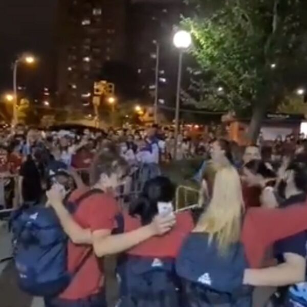 "MEĆAVA" NA ULICAMA VALENSIJE: Srpske heroine slavile uz dobro poznate reči STAROG HITA! (VIDEO)