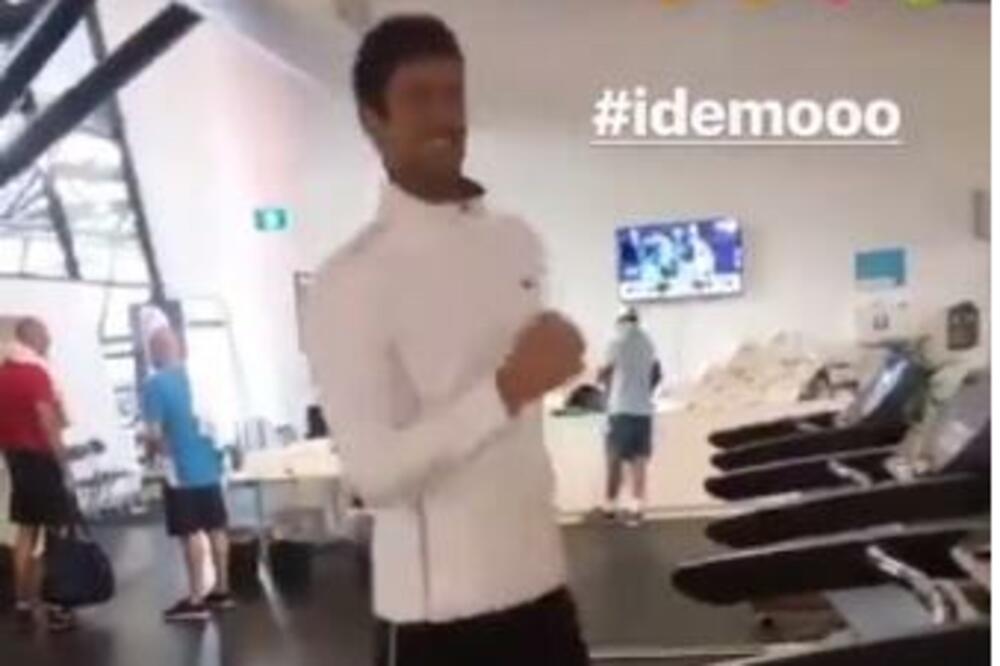 NOVAK ĐOKOVIĆ SE POPEO NA SPRAVU U TERETANI PA POČEO DA NJIŠE KUKOVIMA: Ceo svet se raspametio zbog HIT SNIMKA!