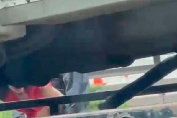 UHVAĆENI NA DELU: Radnik šlep službe joj podigao auto, pali u LJUBAVNI ZANOS kraj puta! (VIDEO)