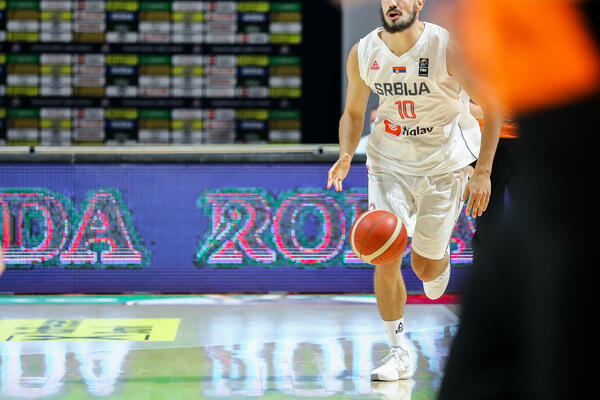 PA PONESITE JEDNU ZA PONETI: Kalinić pogodio sa pola terena, KAO KAP! (VIDEO)