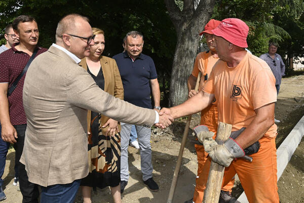 GORAN VESIĆ OBIŠAO RADOVE NA REKONSTRUKCIJI ULICE BRAĆE JERKOVIĆ: Grad podjednako vodi računa o svim naseljima