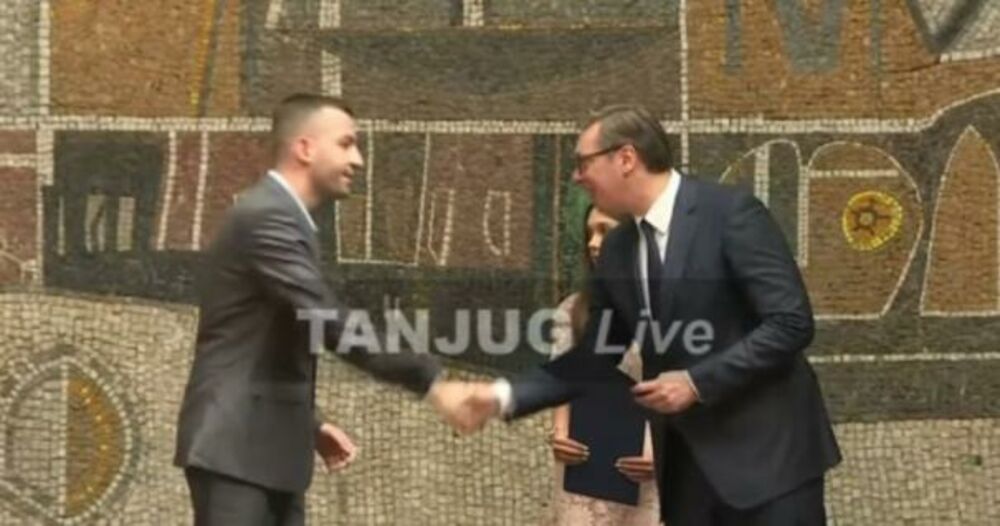 Aleksandar Vučić, Uručenje