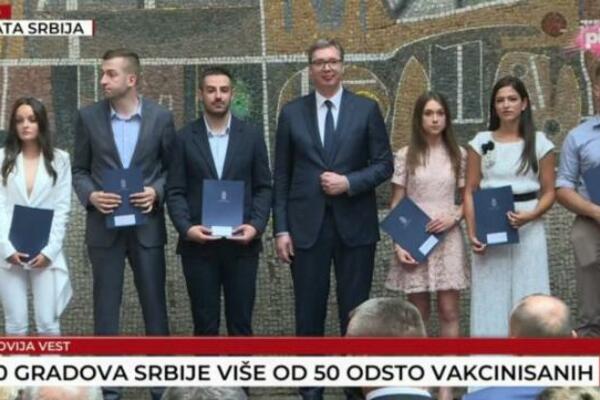 VUČIĆ DODELIO UGOVORE O ZAPOSLENJU NAJBOLJIM MEDICINARIMA: Ovi mladi ljudi će nas lečiti (VIDEO)