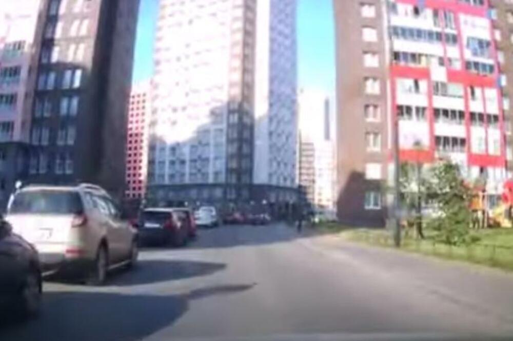 ŠOK, DETE ISPUZALO IZ PARKIĆA I ISKOČILO PRED AUTO: Gume ZAPIŠTALE, ISPLIVAO SNIMAK (VIDEO)
