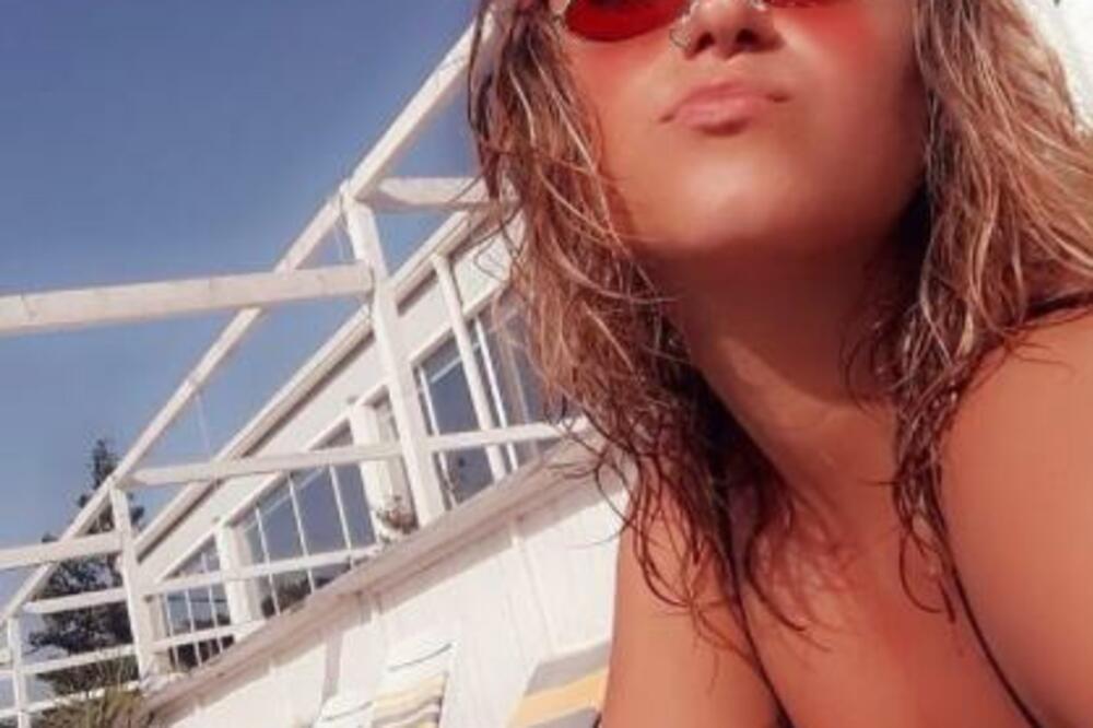 NAPUSTILA RIJALITI PA UTOČIŠTE POTRAŽILA NA OVOM MESTU: Kruži čudna FOTKA pevačice, nikome NIJE JASNO! (FOTO)