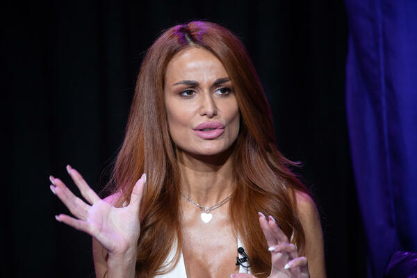 DOBILA SAM BRUTALNE BATINE OD 2 MUŠKARCA! Indi progovorila o NAJGOREM iskustvu sa romskih svadbi