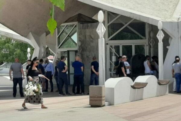 POTRESNE SCENE NA SAHRANI OCA VUKA MOBA: Reper se DRŽI za glavu, UTUČEN DO SRŽI! (FOTO)