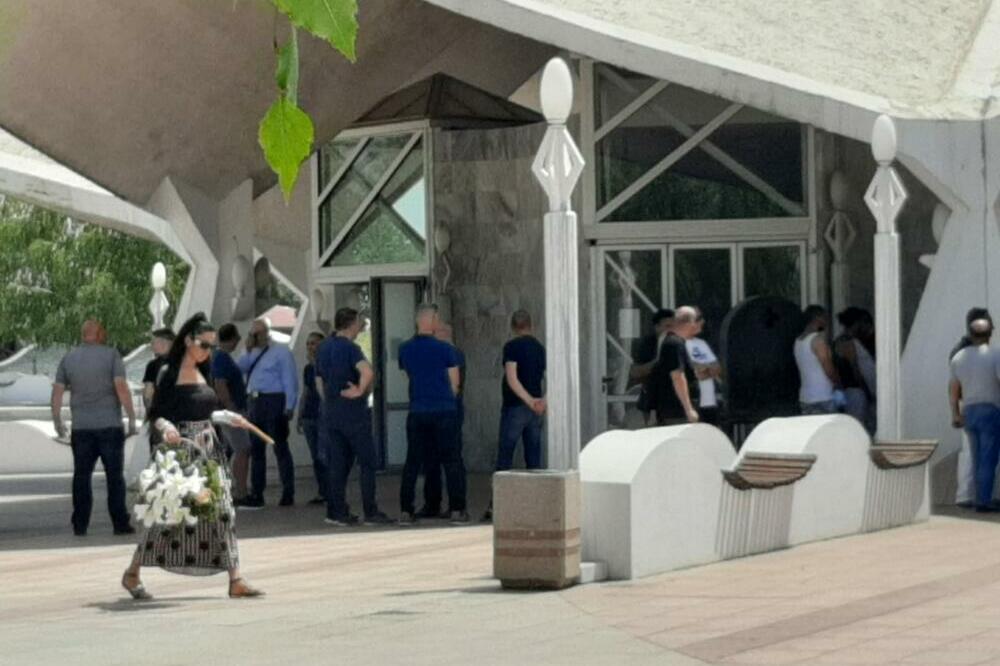 POTRESNE SCENE NA SAHRANI OCA VUKA MOBA: Reper se DRŽI za glavu, UTUČEN DO SRŽI! (FOTO)