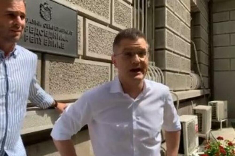 VUK JEREMIĆ SA PRATNJOM DOŠAO ISPRED PREDSEDNIŠTVA SRBIJE: Ušli su, i unutra se desio susret sa Vučićem