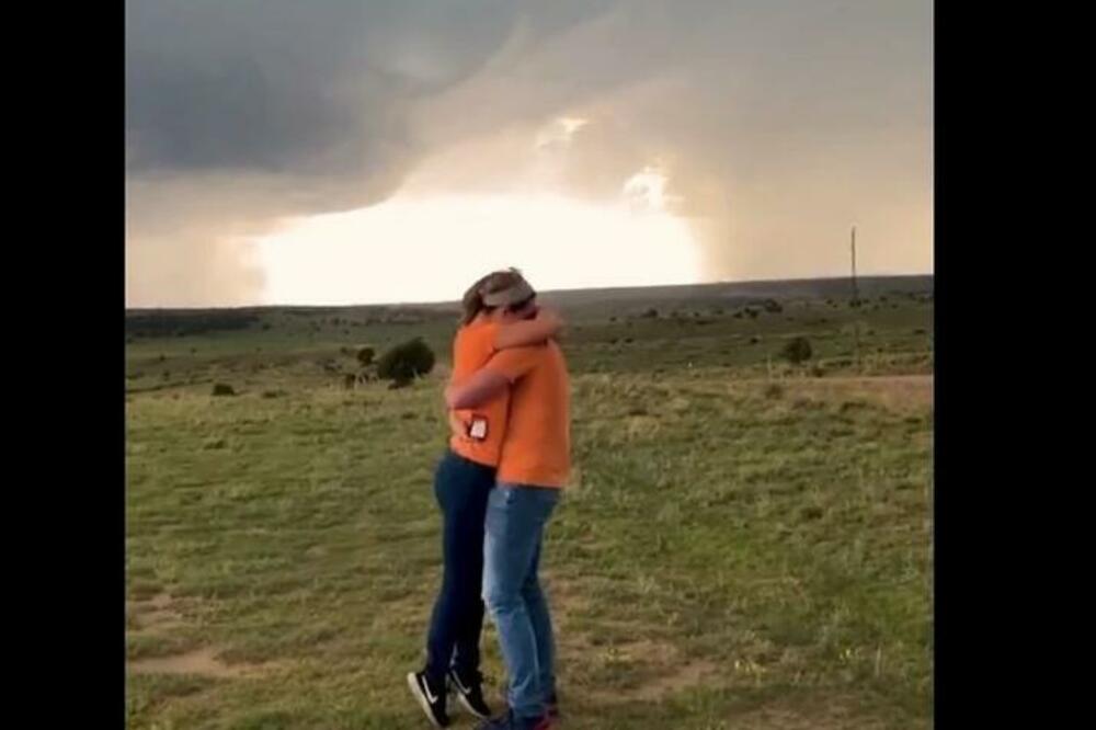 METEOROLOŠKI PAR SE VOZIO 6 SATI SA JEDNIM CILJEM: Hteli da vide tornado, a onda doživeli BURU EMOCIJA (VIDEO)