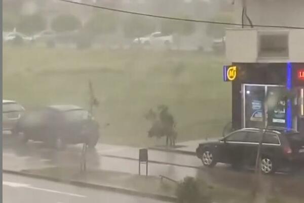 KATASTROFALNO NEVREME POGODILO LOZNICU! Jak vetar čupa drveće, oluci padaju sa krovova zgrada, UŽAS (VIDEO)