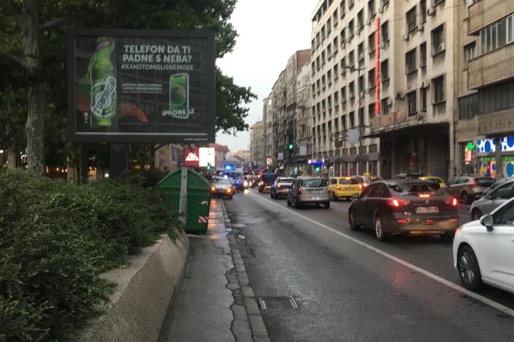 NESREĆA U CENTRU BEOGRADA, OBOREN PEŠAK: Kolaps u Dečanskoj ulici! VOZAČ NAM OBJASNIO ŠTA SE TAČNO DESILO (FOTO)