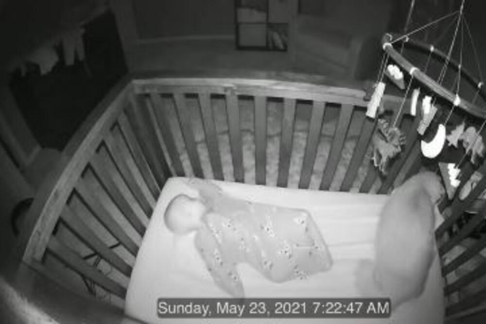 MAČKA SE UVUKLA U BEBIN KREVETAC: Snimljeno šta se sve dešavalo TOKOM NOĆI, ima 3.400.000 pregleda! (VIDEO)