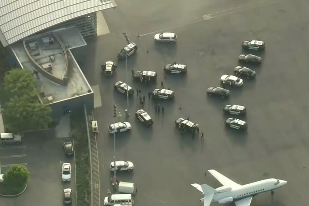 HAOS U LOS ANĐELESU: Manijak kolima probio ogradu na aerodromu, a na haubi mu bila ispisana BIZARNA PORUKA (VIDEO)