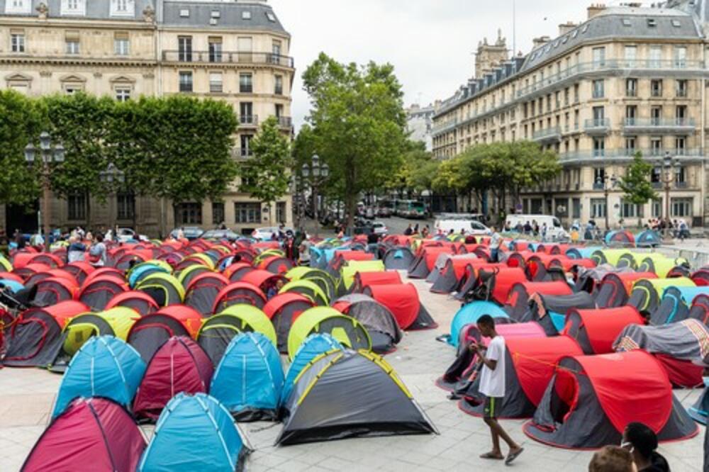 POLICIJA NA SILU OTERALA MIGRANTE IZ CENTRA PARIZA: Postavili preko 200 šatora, sve ih potrpali u autobuse! (FOTO)