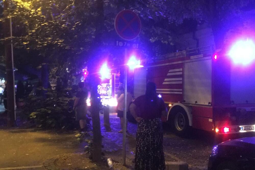 HITNA EVAKUACIJA STANARA U NOVOM PAZARU: Policija, vatrogasci i Hitna pomoć ispred zgrade