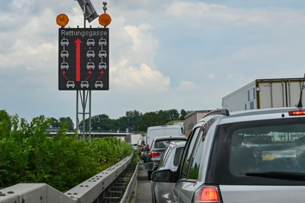 HAOS NA PUTU U NEMAČKOJ: Državljanin Srbije (19) se uspavao i zakucao se u dva auta