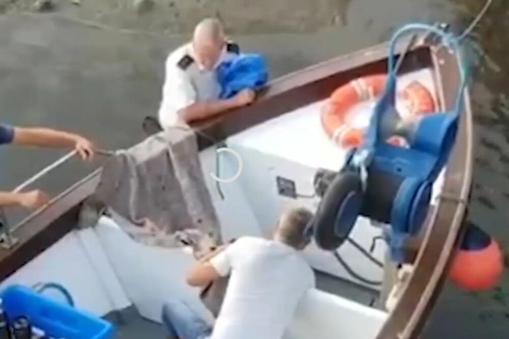 PLOVIO JE MOREM PA JE UGLEDAO NEŠTO SASVIM NEOBIČNO: Nije mogao da veruje šta je izvukao! (VIDEO)