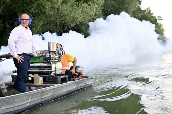 VESIĆ KO TERMINATOR: Prskao komarce kod UMKE! (FOTO)